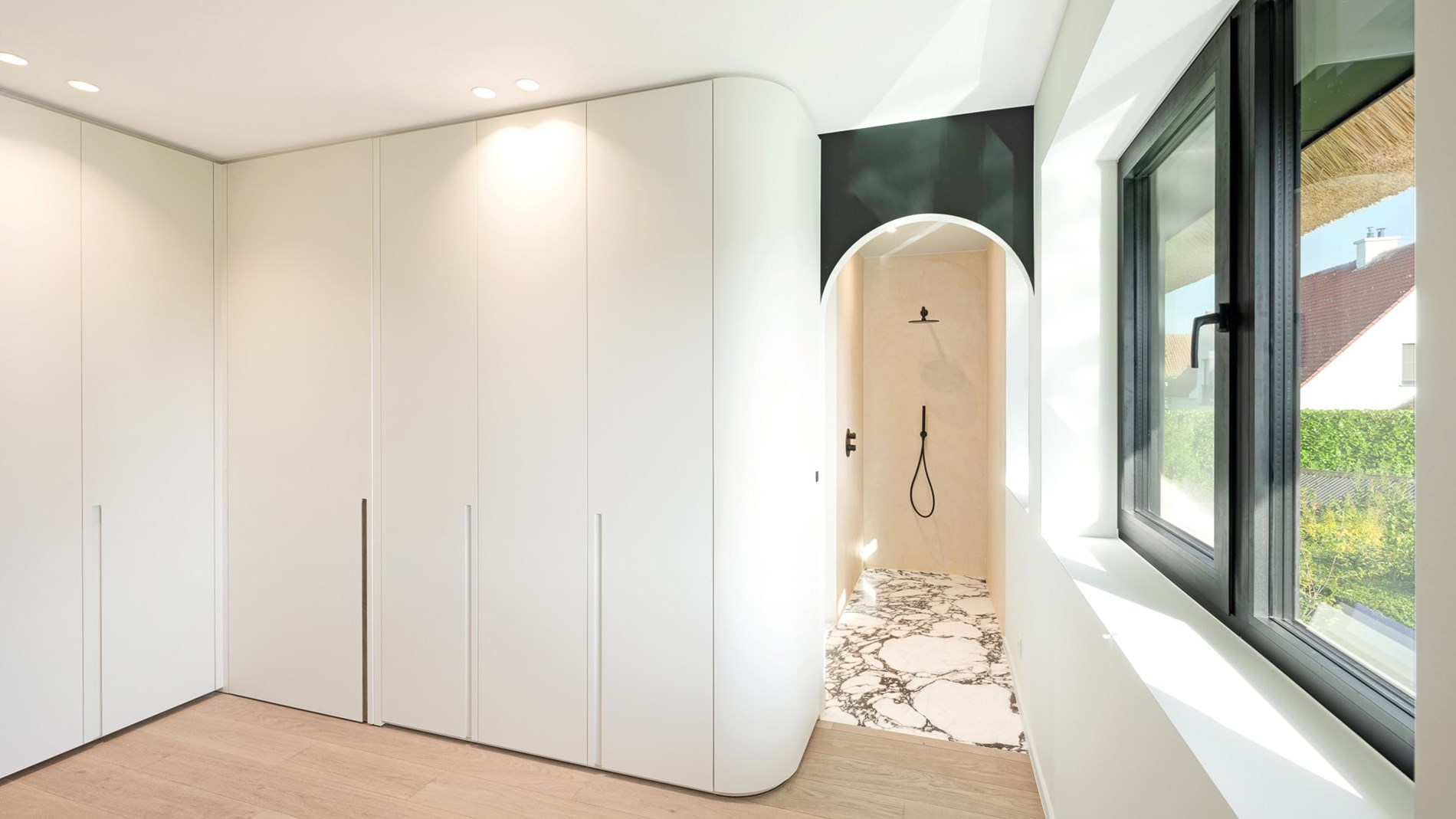 Impressionnante villa neuve au cœur du Zoute, à quelques pas du golf de Knokke. 