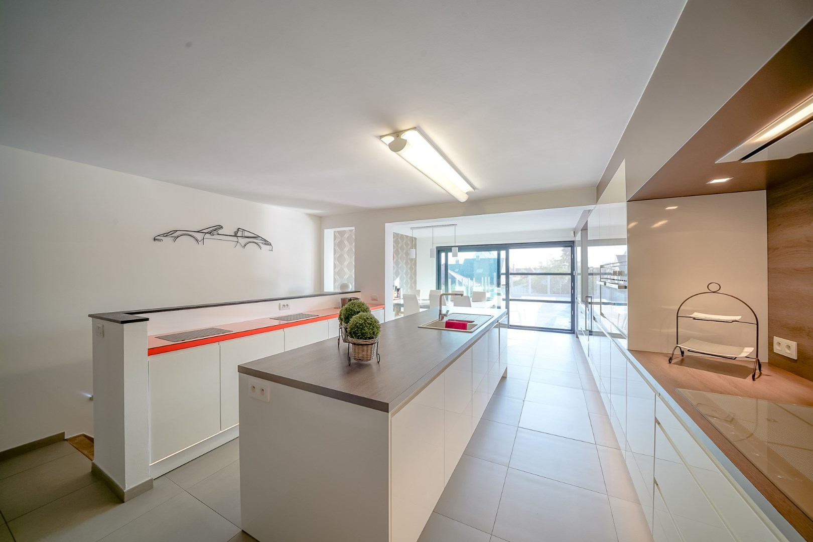 Ruime eengezinswoning in centrum Oudenburg met handelsruimte op gelijkvloers. 