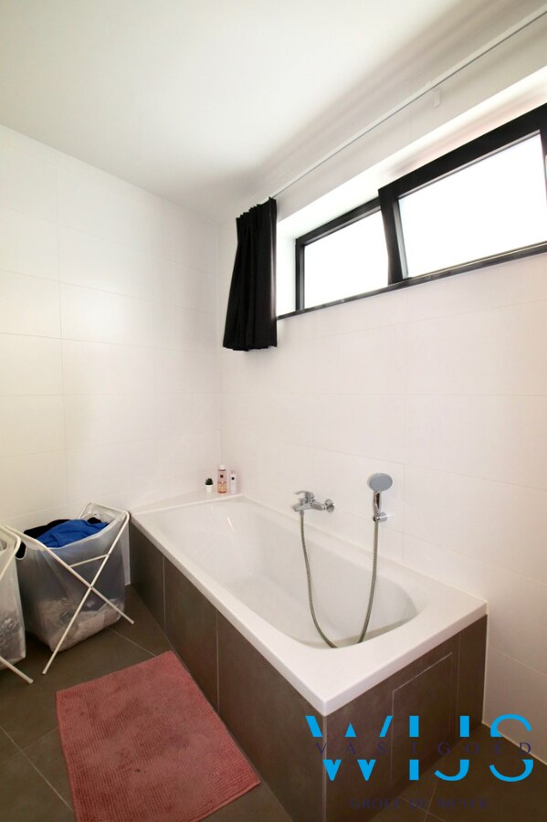 Energiezuinig GELIJKVLOERS appartement in hartje Kluizen ! 