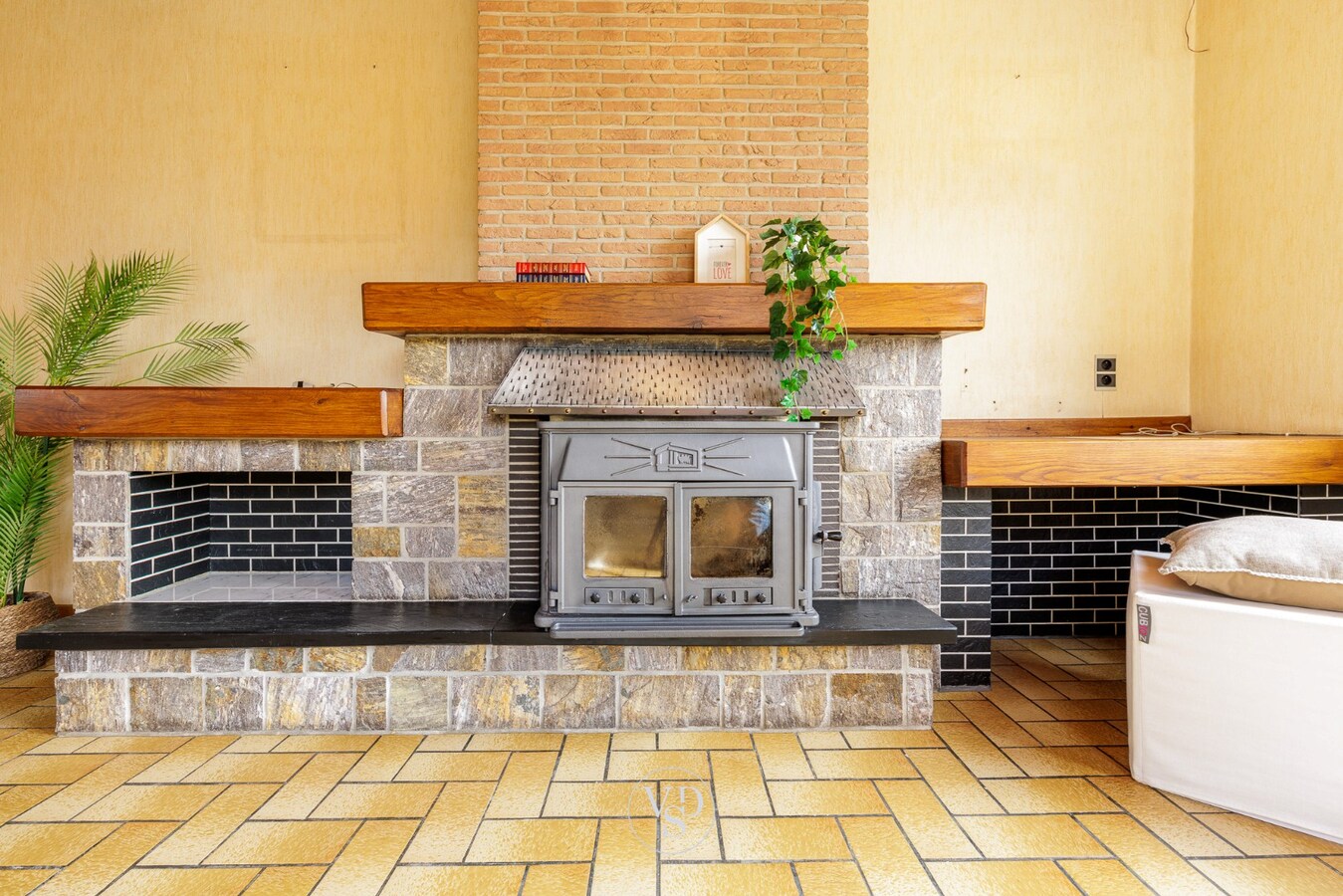 Landelijke woning - te renoveren. 