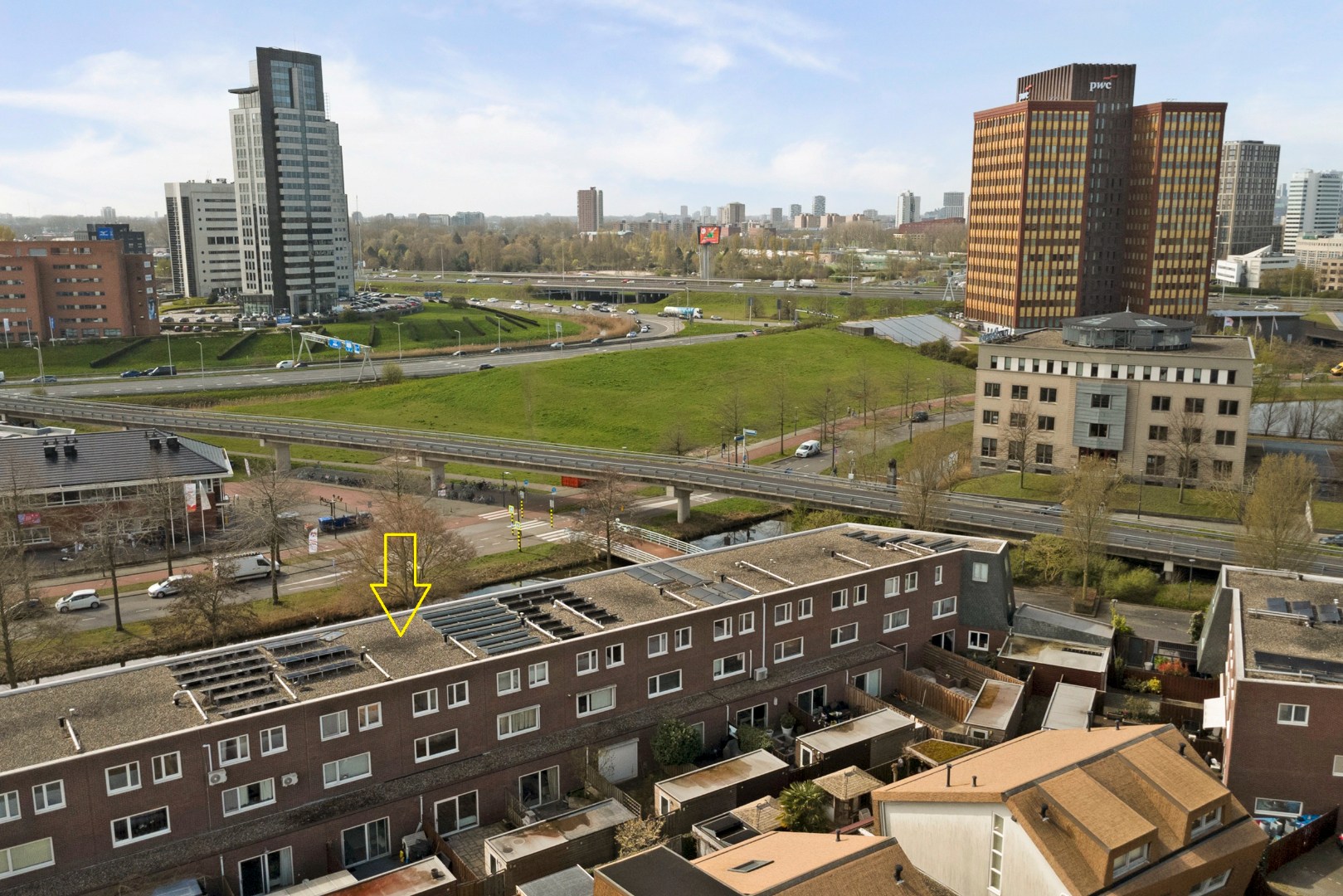 Energiezuinige (A-label) en instapklare 6-kamer tussenwoning met lichte woonkamer, moderne keuken, vijf slaapkamers, zonnige onderhoudsvriendelijke tuin met achterom en gelegen op eigen grond. 