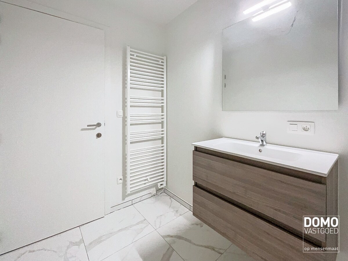 NIEUWBOUWAPPARTEMENT MET 2 SLAAPKAMERS, RUIM TERRAS, ONDERGRONDSE AUTOSTANDPLAATS EN KELDERBERGING AANWEZIG IN MAASMECHELEN 