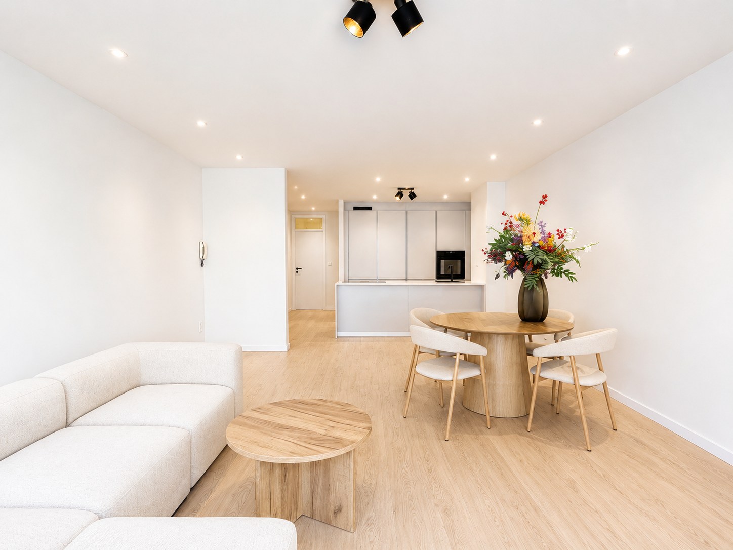 Instapklaar 2-slaapkamerappartement op wandelafstand van zee 