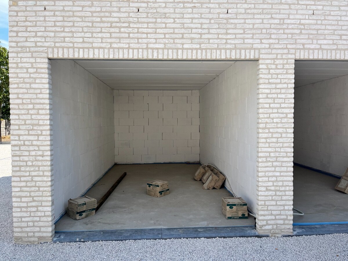 Instapklare nieuwbouwwoningen met garage en autostaanplaats te Langemark 