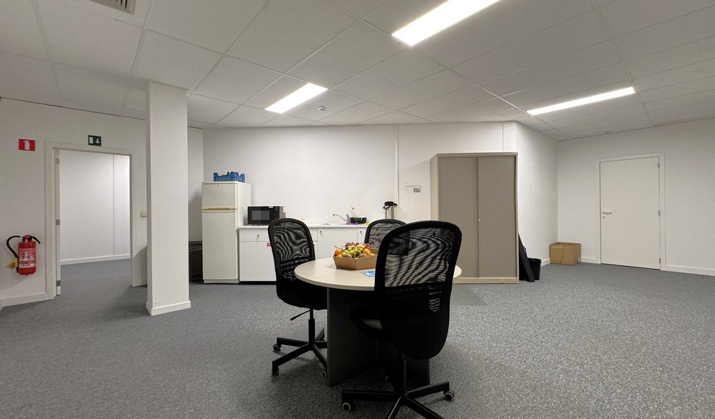 Instapklaar kantoor te huur in industriezone Mechelen-Noord 