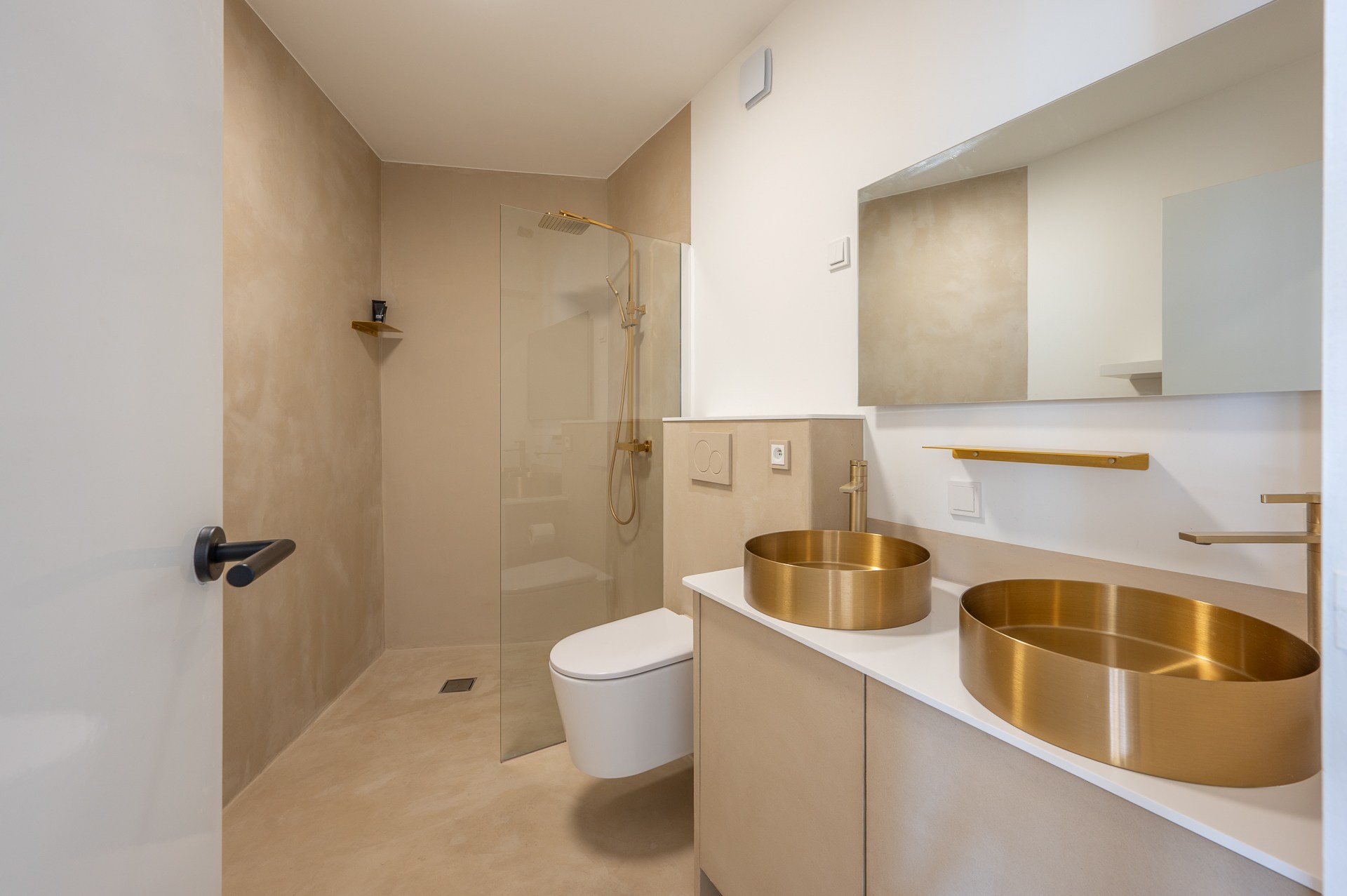 Lichtrijk hoekappartement met brede gevels centraal gelegen in Knokke. 