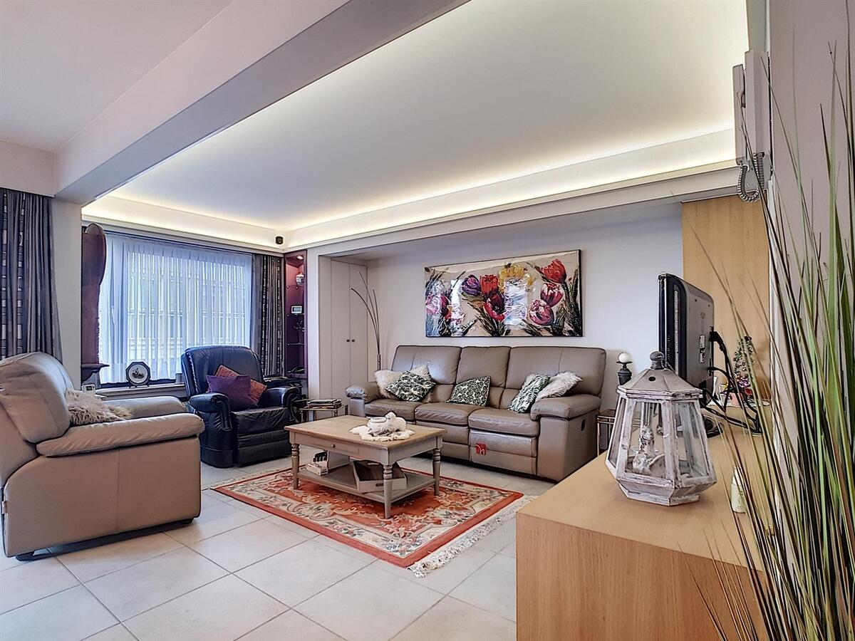 Verzorgd 2 slaapkamer appartement nabij het Heldenplein - Heist 