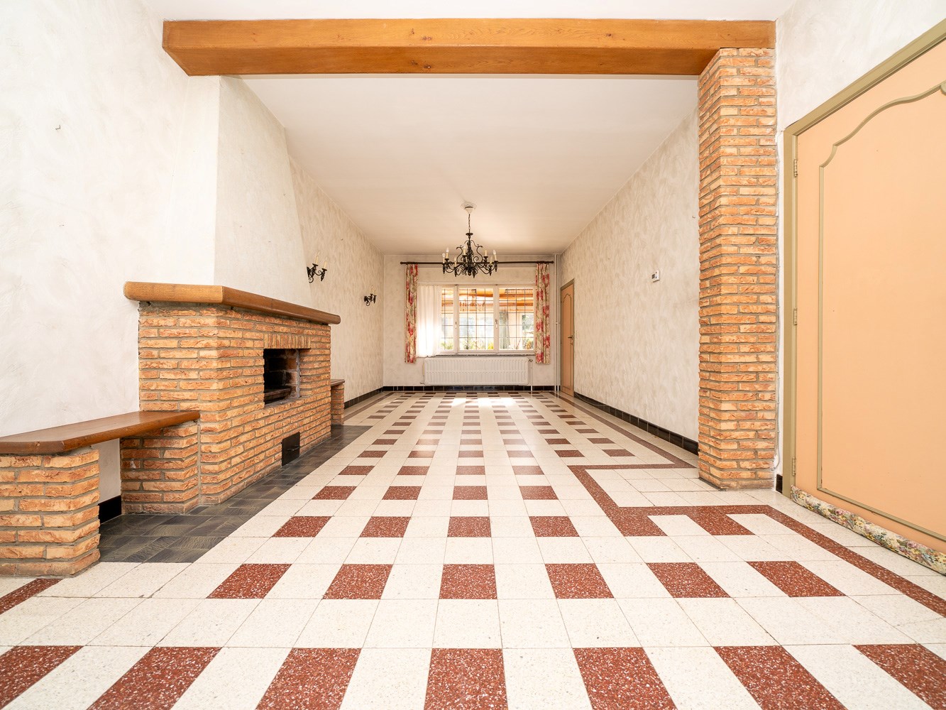 Knappe te renoveren gezinswoning met veel potentieel 