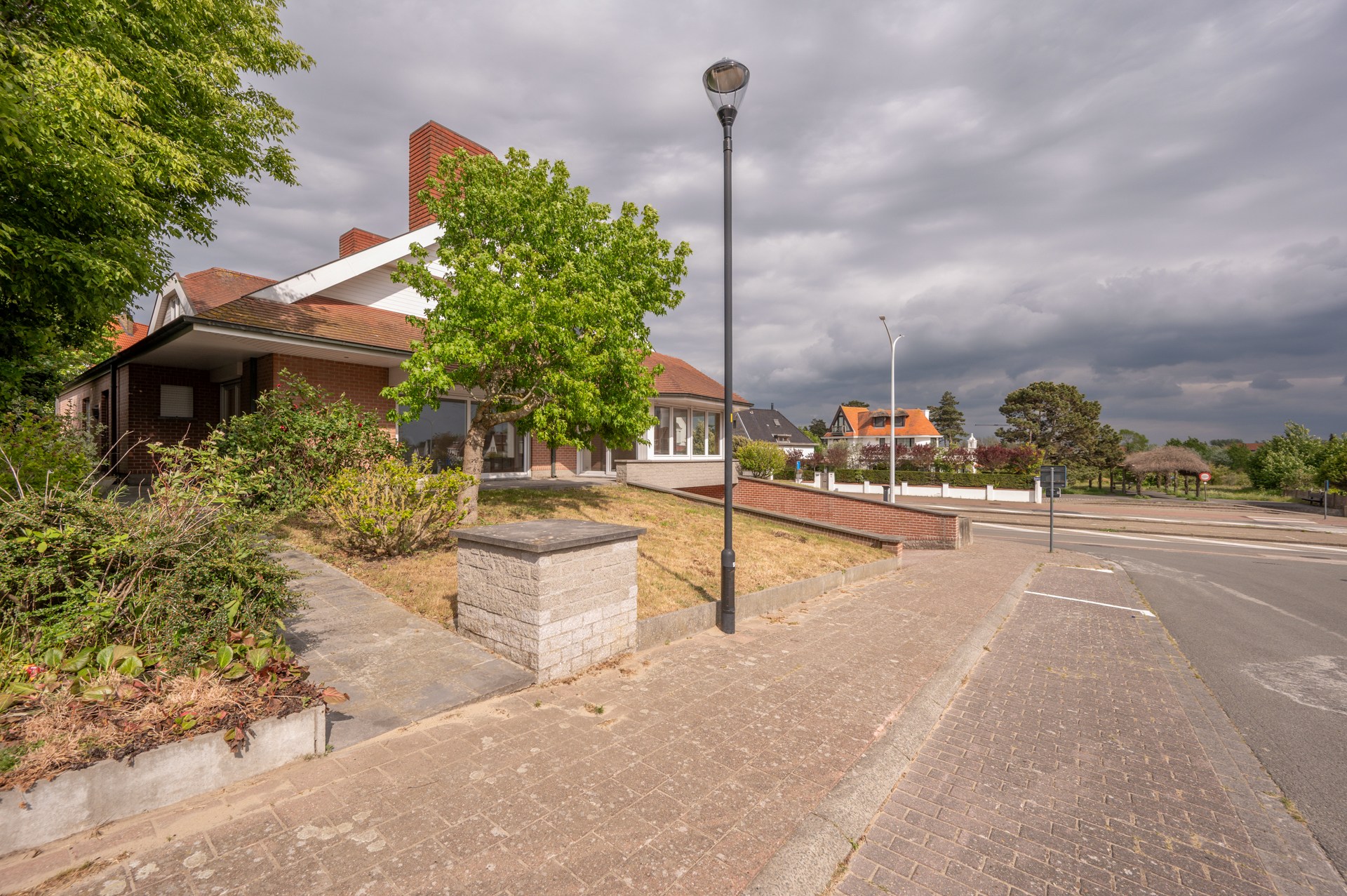 Ontdek deze karaktervolle villa, rustig gelegen in het gegeerde Duinbergen, op wandelafstand van het strand (incl. zeer ruime dubbele inpandige garage) 