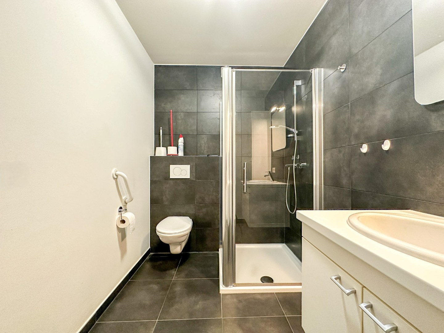 Instapklaar energiezuinig appartement hartje Eernegem, met zonnig terras, topligging. 