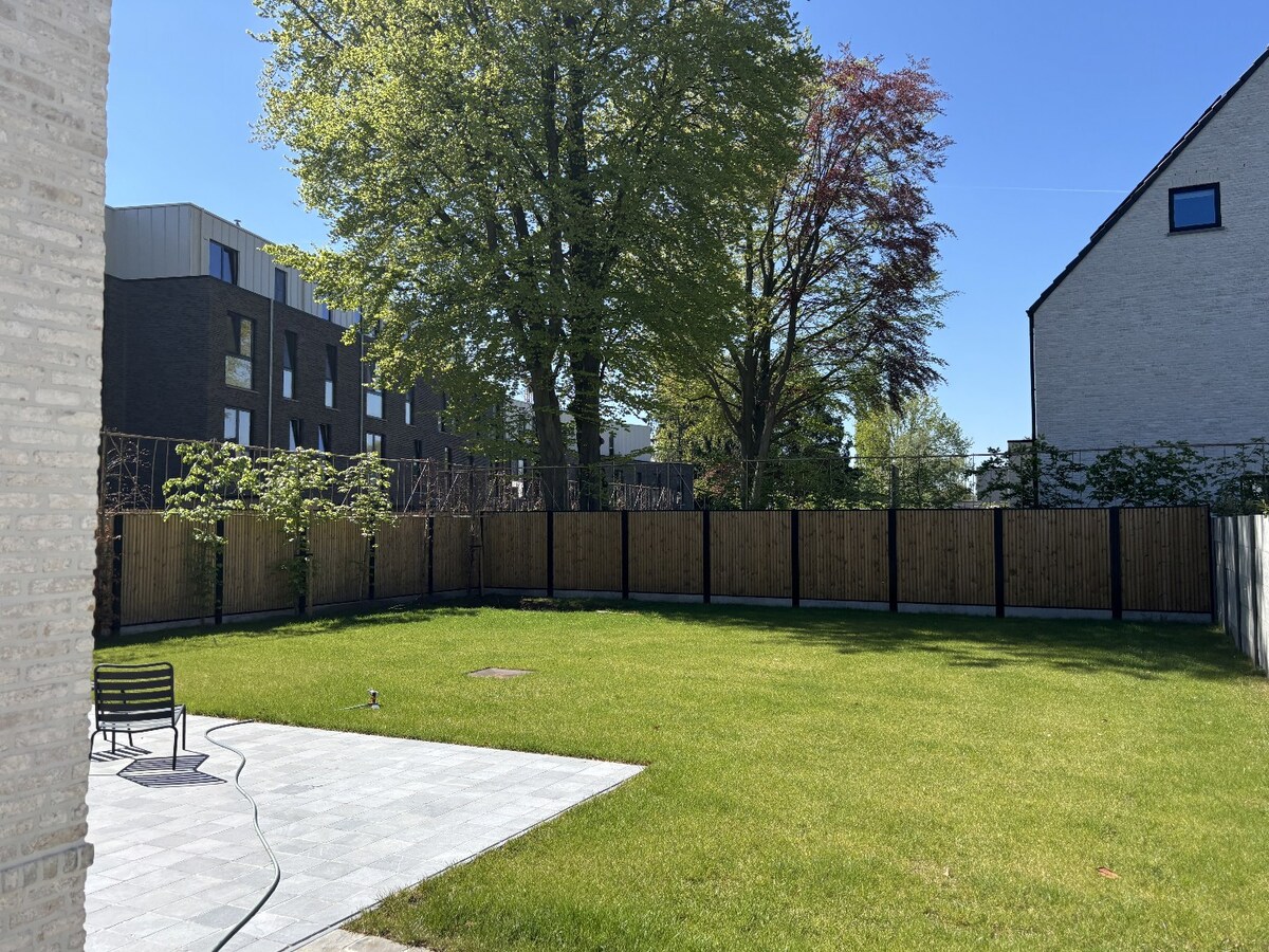 Nieuwbouwwoning met West-tuin in het centrum van Schilde 