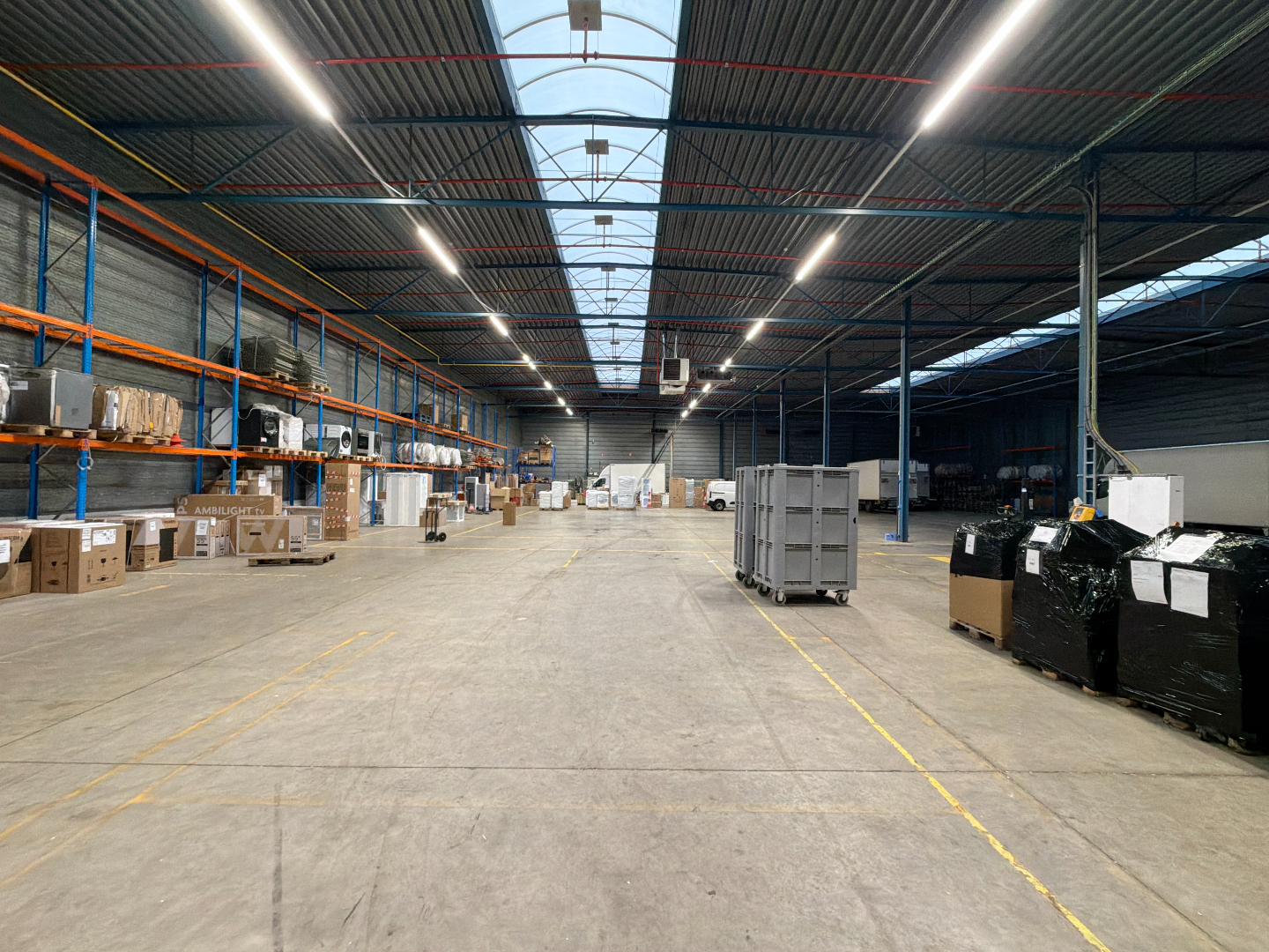 Logistieke loods met kantoor te huur in Bornem