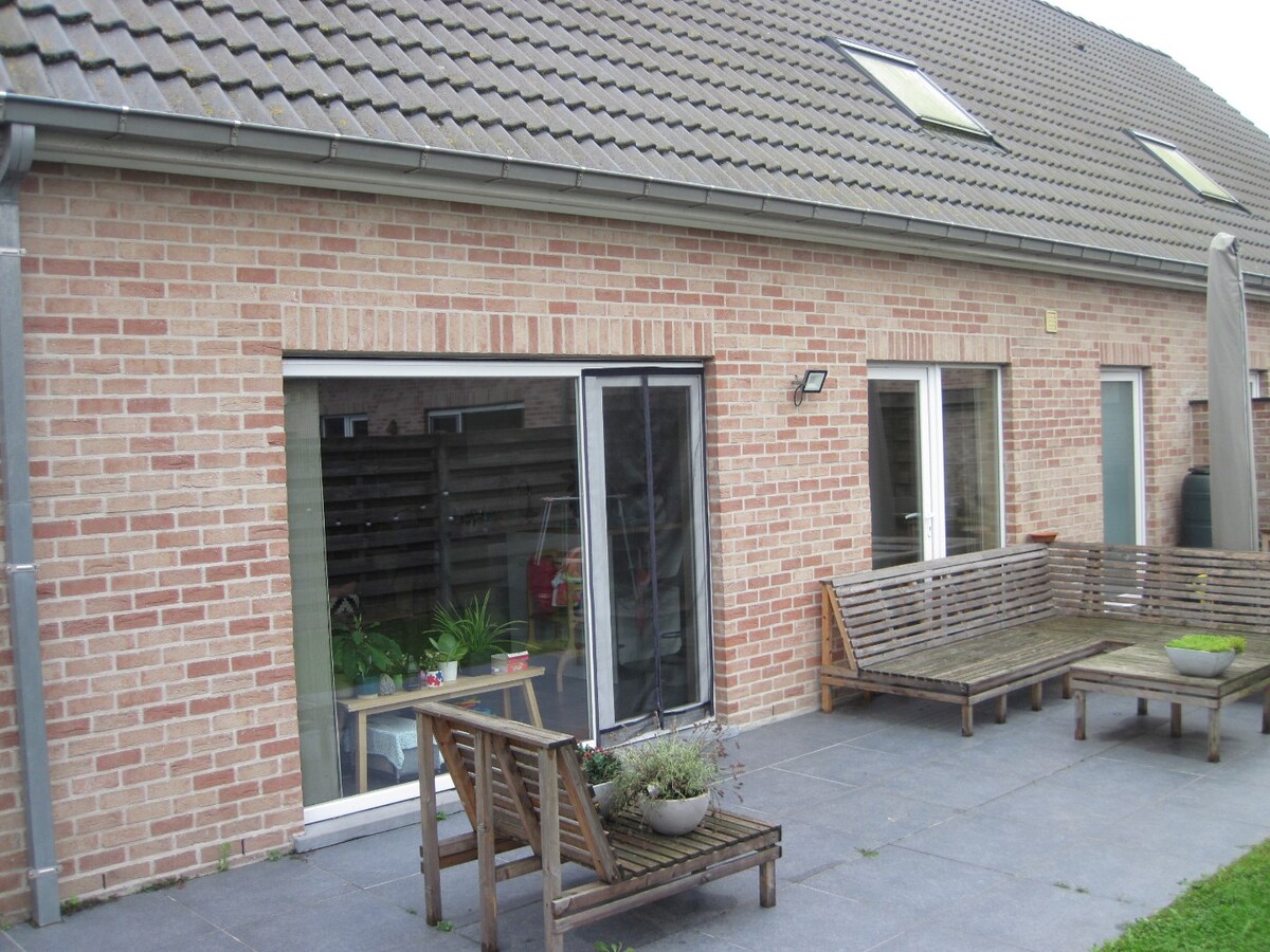 Aangename gezinswoning (Half Open Bebouwing). 