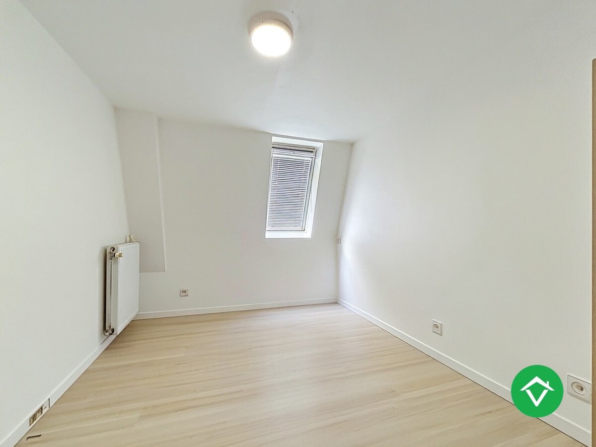 Instapklaar dakappartement met 4 slaapkamers, 2 terrassen en autostaanplaats te Roeselare (160m²) 