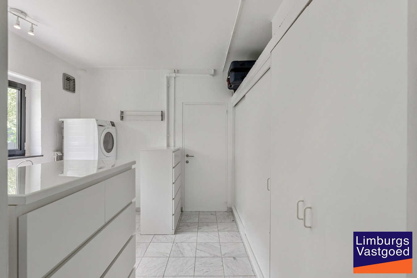 Moderne architectenwoning met mooie tuin en zwembad, 5 slaapkamers in Hasselt, OB op 8a12ca in doodlopende straat 