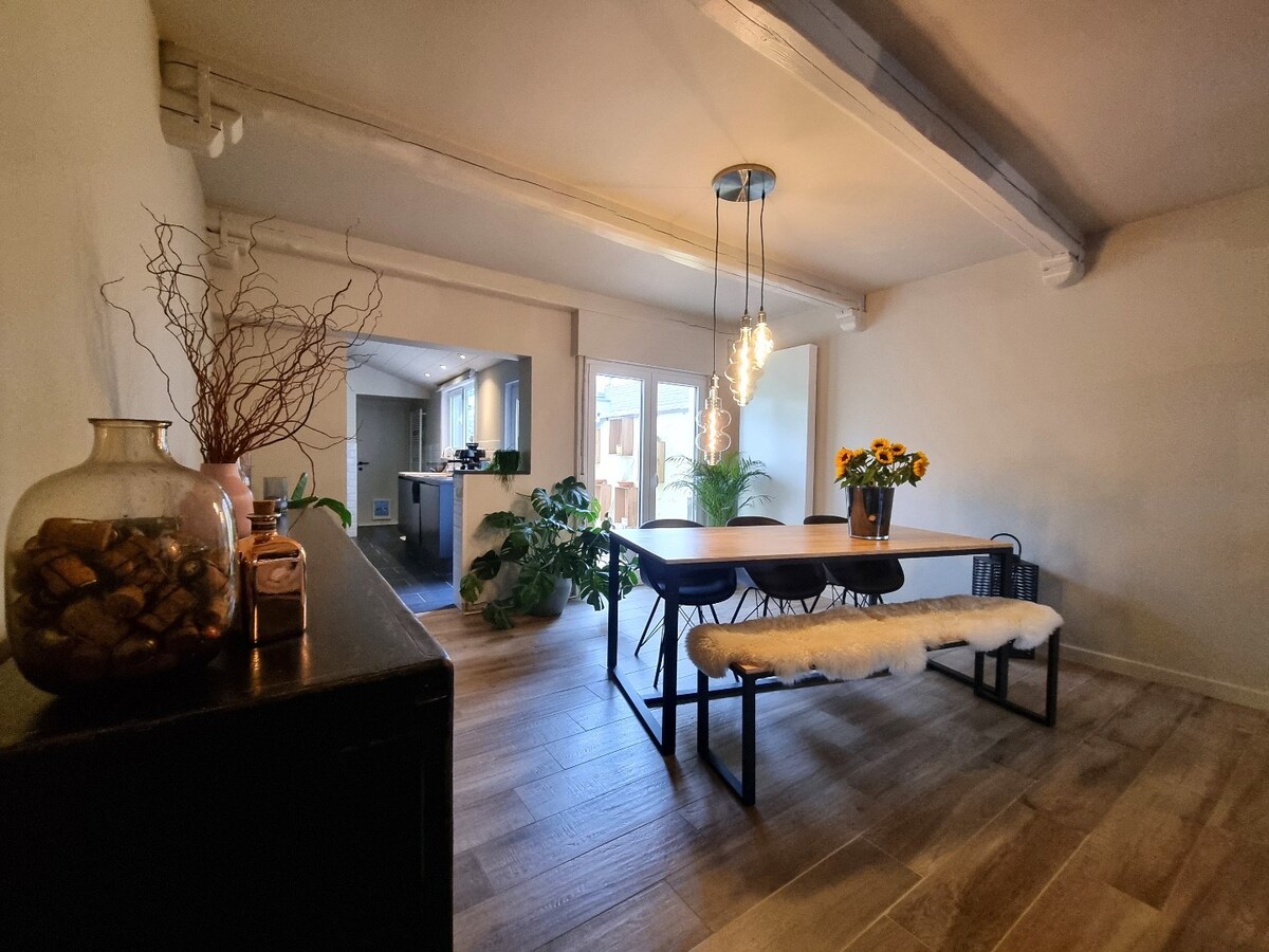 Recent, met oog voor detail gerenoveerde, zeer aangename woning te Heist 