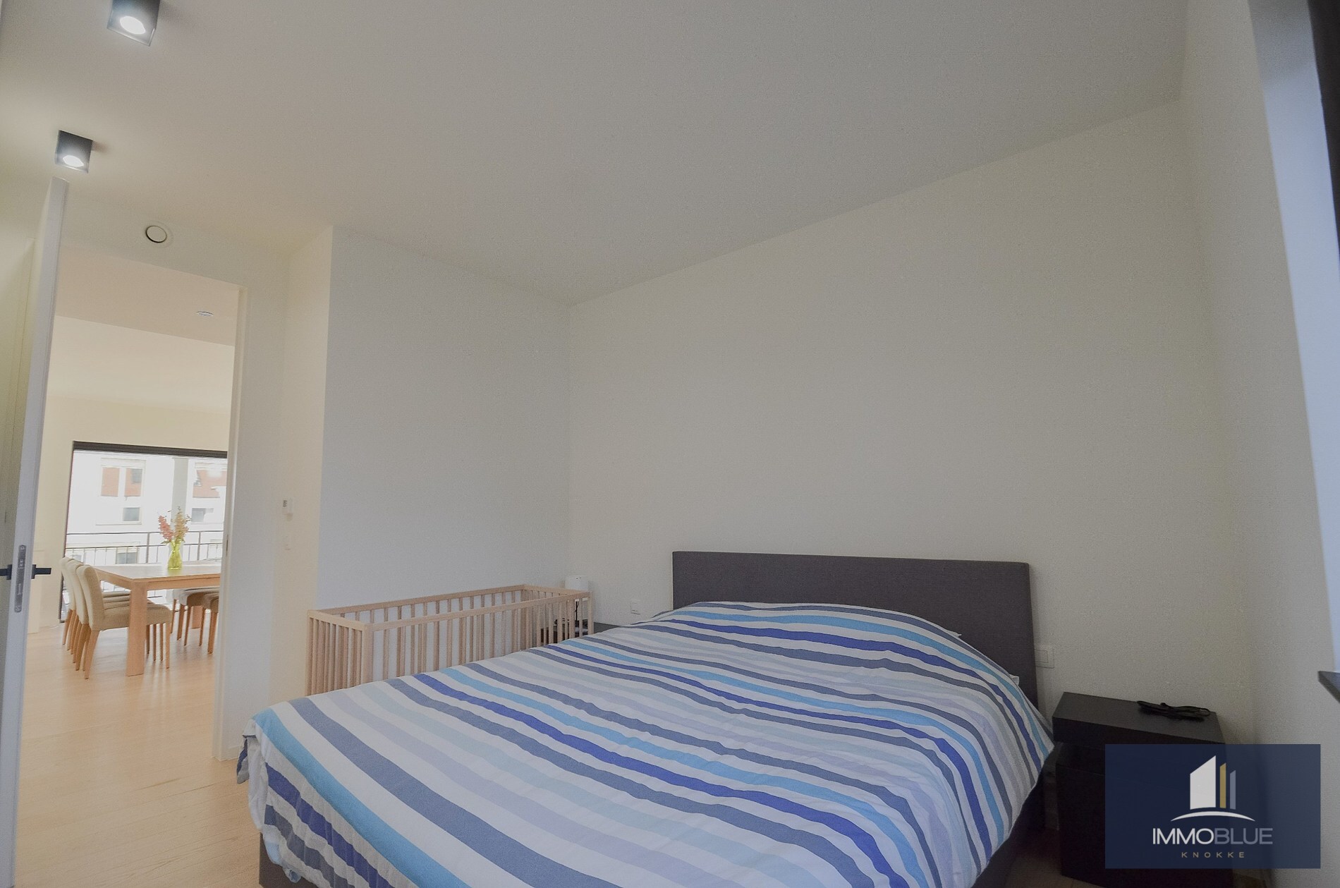 Appartement avec une façade d’environ 5,2 mètres et une grande terrasse ensoleillée. 