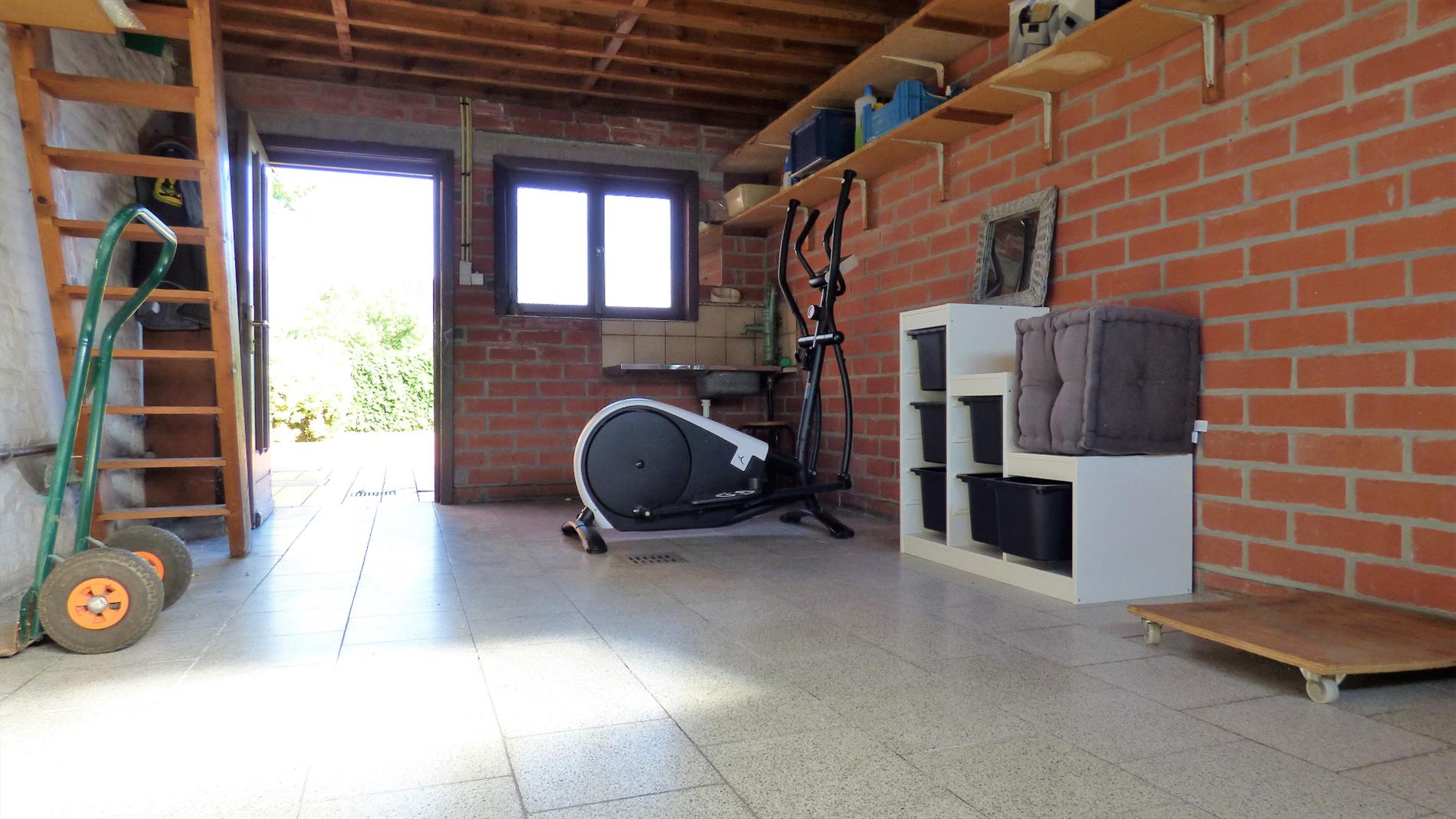 Charmante en verrassend ruime halfopen woning te Kuurne 