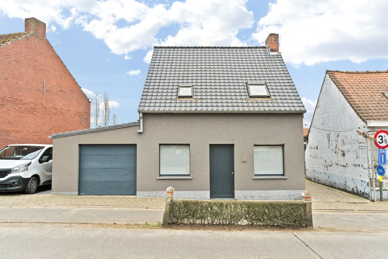 Tot in de puntjes afgewerkte, vrijstaande woning met garage 