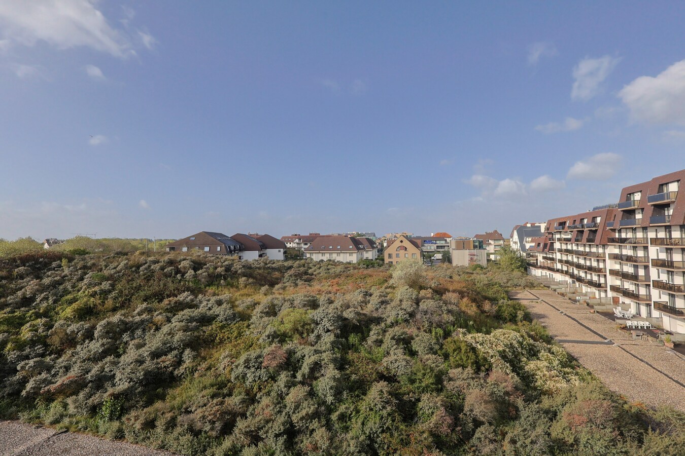 Studio ensoleillé avec vue sur les dunes à distance de marche de la mer à Oostduinkerke 