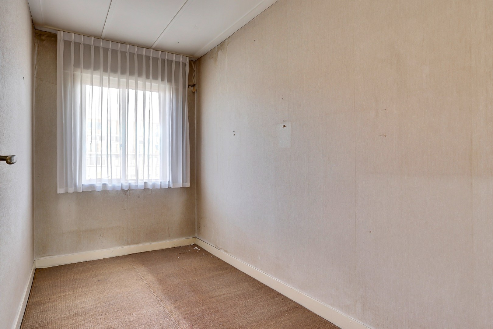 Unieke kans?! Zelf transformeren vanuit de vorige eeuw naar uw eigen hedendaagse smaak, dat kan met deze 5-kamer tussenwoning met 20m diepe tuin! 