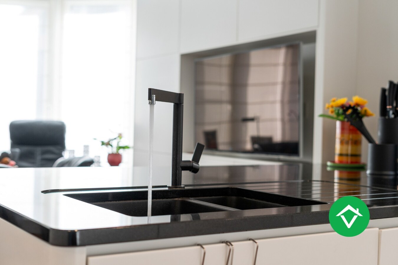 Instapklaar bemeubeld hoekappartement met 2 slaapkamers te koop in Oostende 