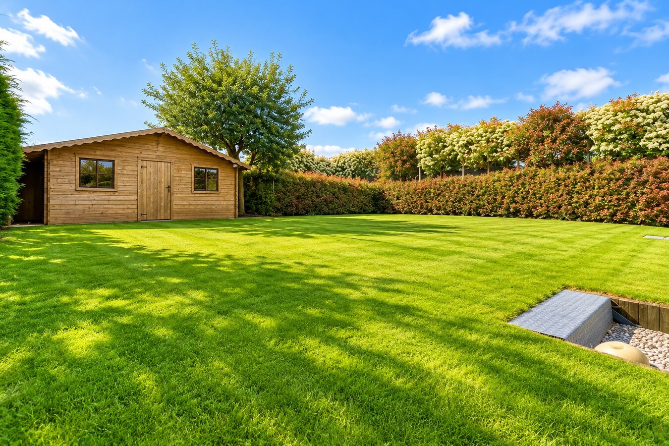 Maison moderne (surface habitable de 486m²), double garage et jardin, en plein centre-ville ! COUP DE COEUR ! 