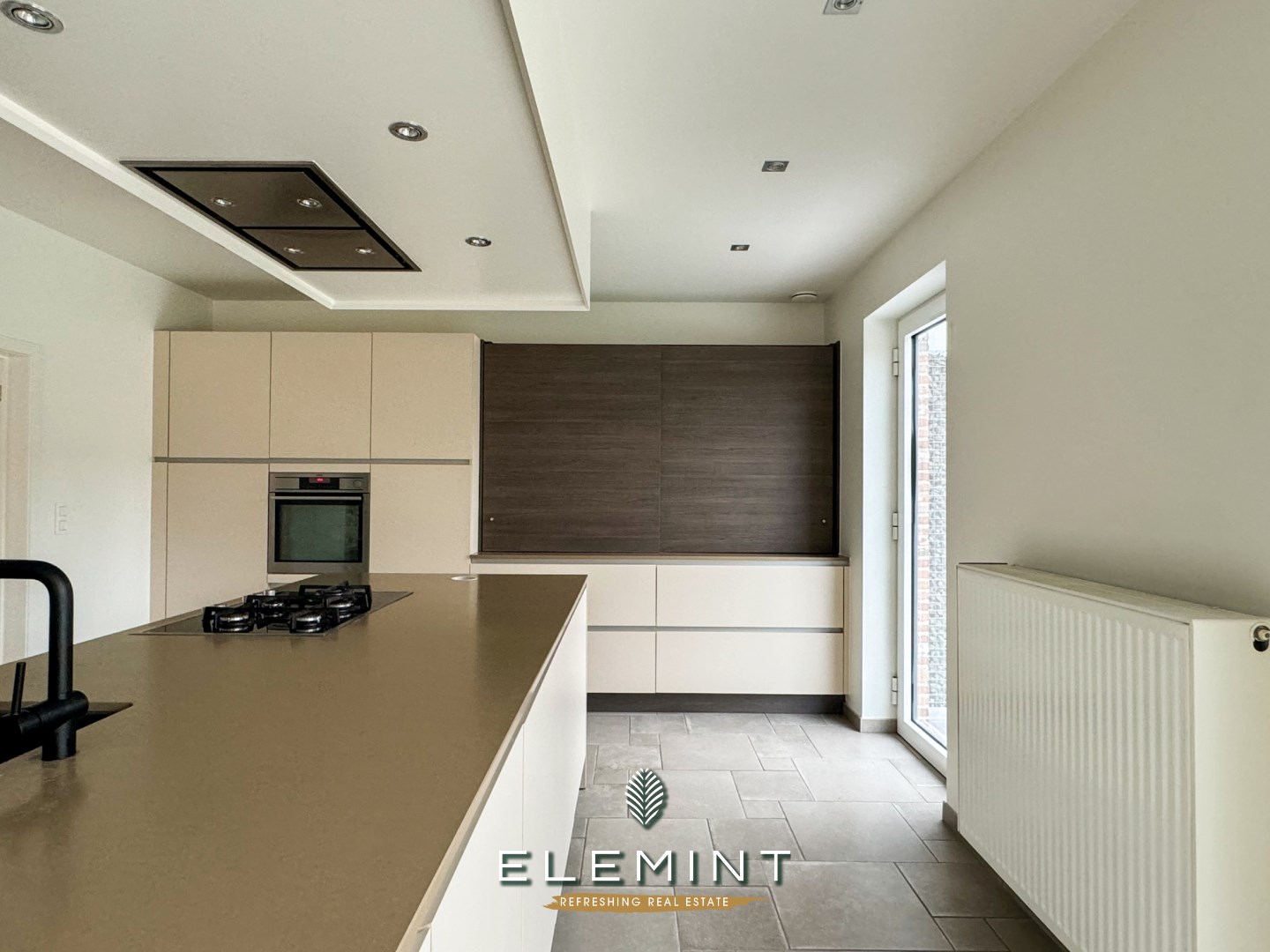 Rekkem. Ruime halfopen woning met 5 slaapkamers, tuin &amp; garage 