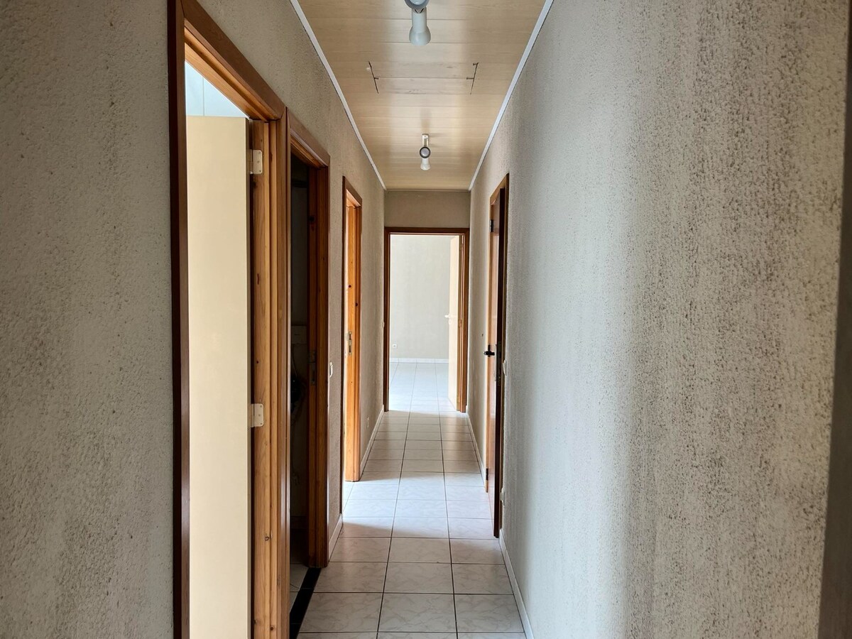 Ruim appartement met 2 slaapkamers en autostaanplaats te Leke 