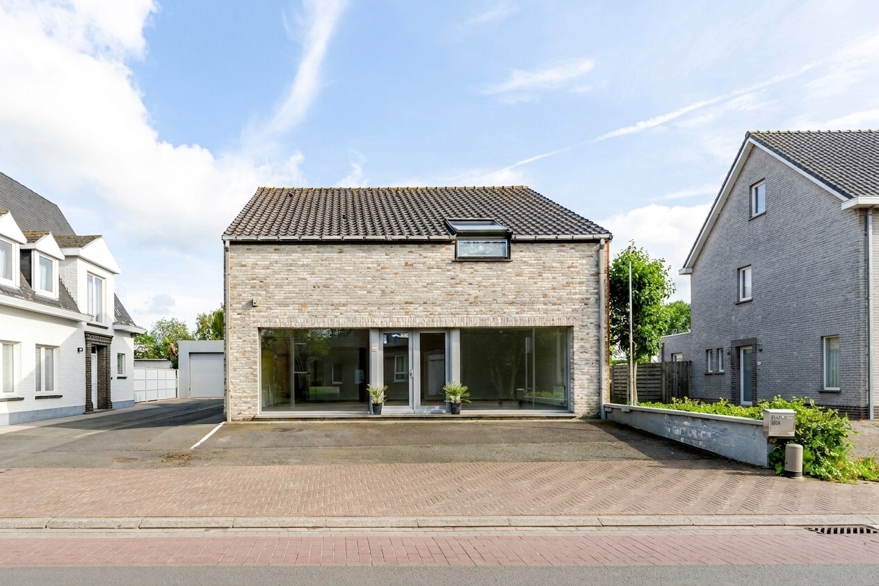 Wonen en werken combineren op toplocatie te Ichtegem - handelswoning met ruime woonst, tuin en garage 