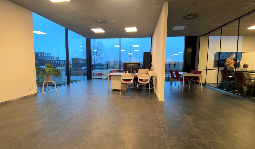 Bedrijfspand te huur vlakbij E17 in Waregem
