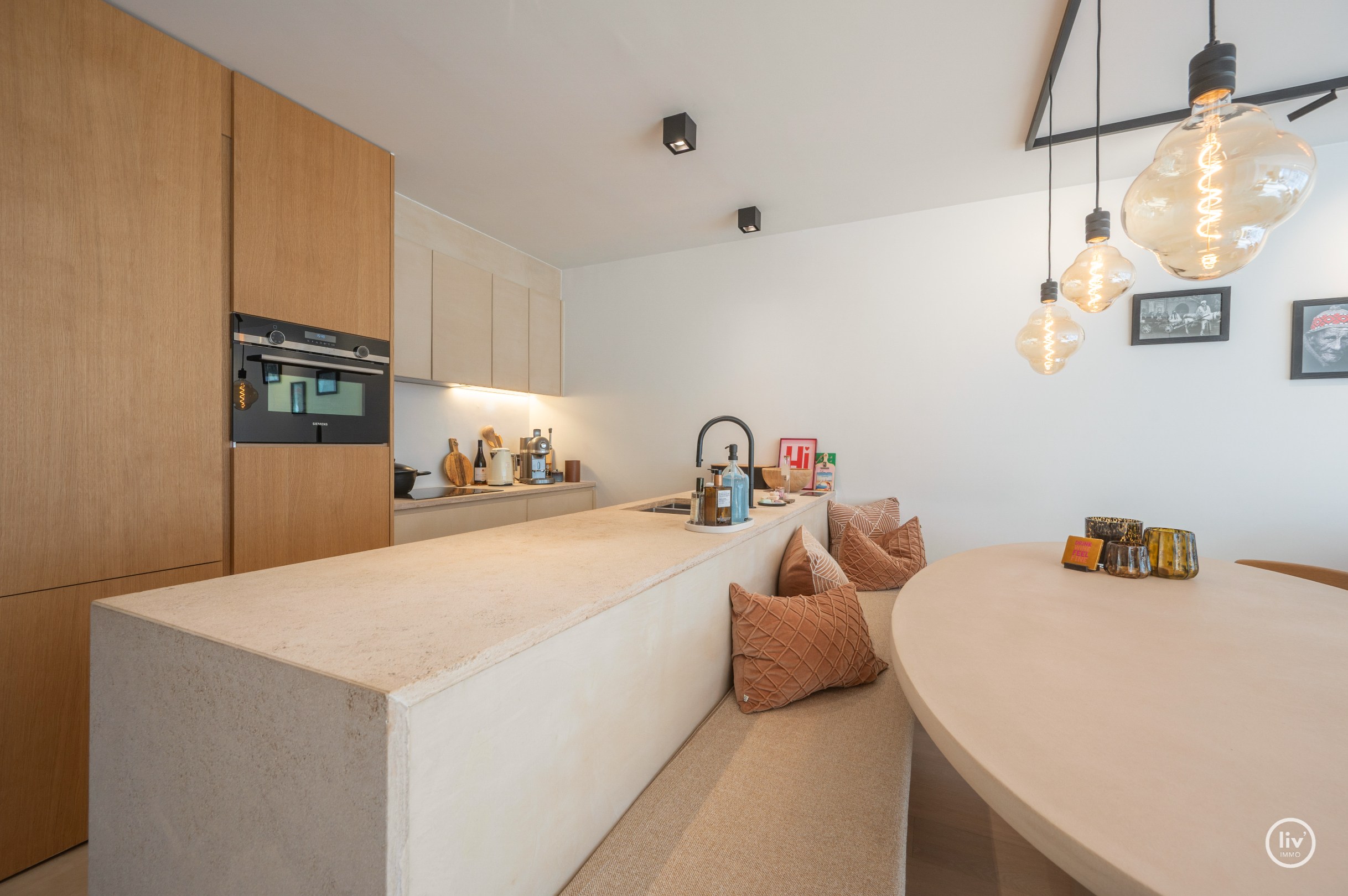 Volledig gerenoveerd 3 slaapkamerappartement langs de zonnekant van de Parmentierlaan gelegen op wandelafstand van de zeedijk. Garage mogelijk in het gebouw. 