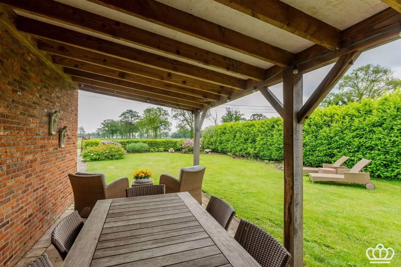 Magnifiquement située, charmante maison avec des installations pour chevaux sur environ 1,8 ha à Essen. 