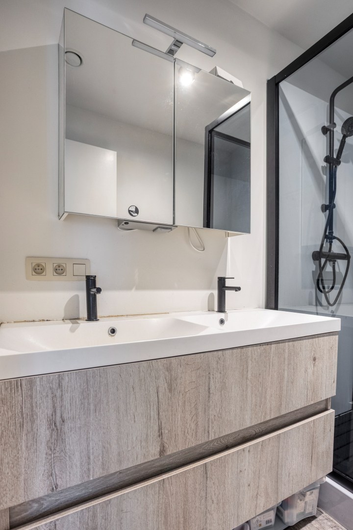 Recent en energiezuinig gelijkvloers appartement met 2 slpk. In Geel-centrum 