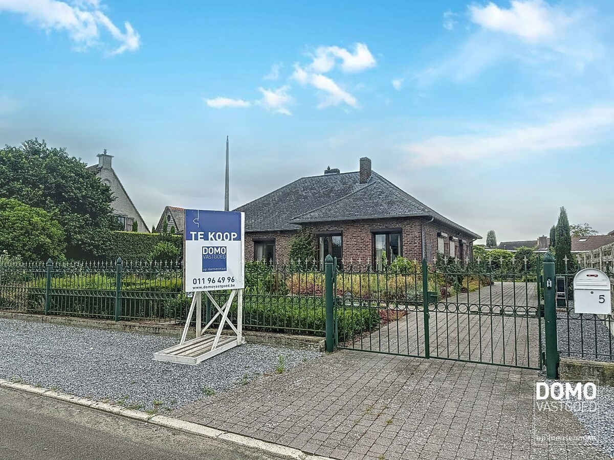 RUIME GELIJKVLOERSE WONING OPEN BEBOUWING GELEGEN OP EEN PERCEEL VAN 12a77ca TE KERMT 
