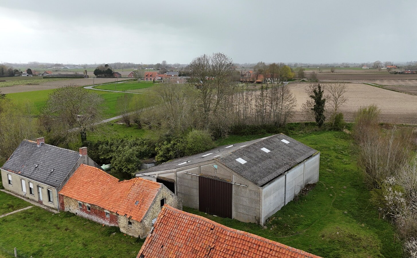 Rustig gelegen alleenstaande woning met loods en schuur te Kortemark 