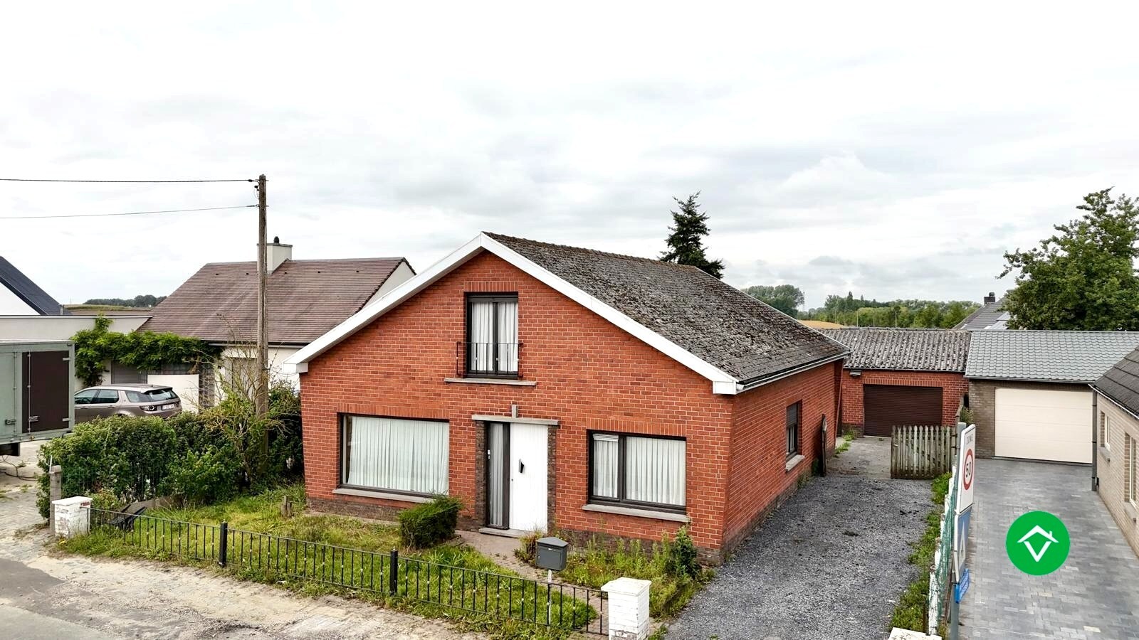Alleenstaande woning met bakstenen garage en ruime tuin in Ichtegem 