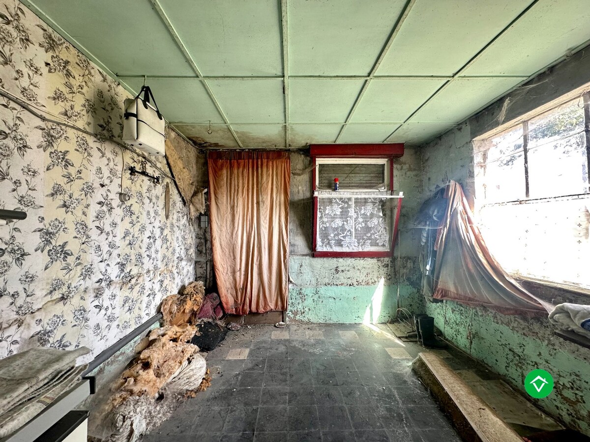 Te renoveren of te slopen woning op ruim perceel van 854 m² in Ichtegem - ideale opportuniteit voor wie wil bouwen of renoveren in een landelijke omgeving. 