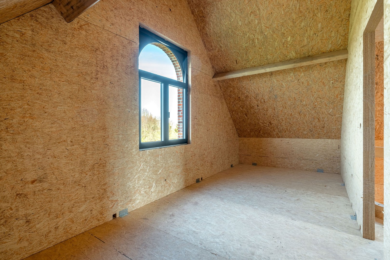 Exclusieve woning met 5 slaapkamers en royale tuin in Kruibeke, vlak bij Antwerpen 