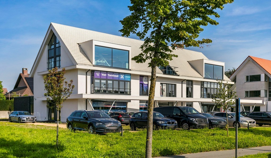Kantoren te huur op zichtlocatie langs Kortrijksesteenweg in Sint-Martens-Latem