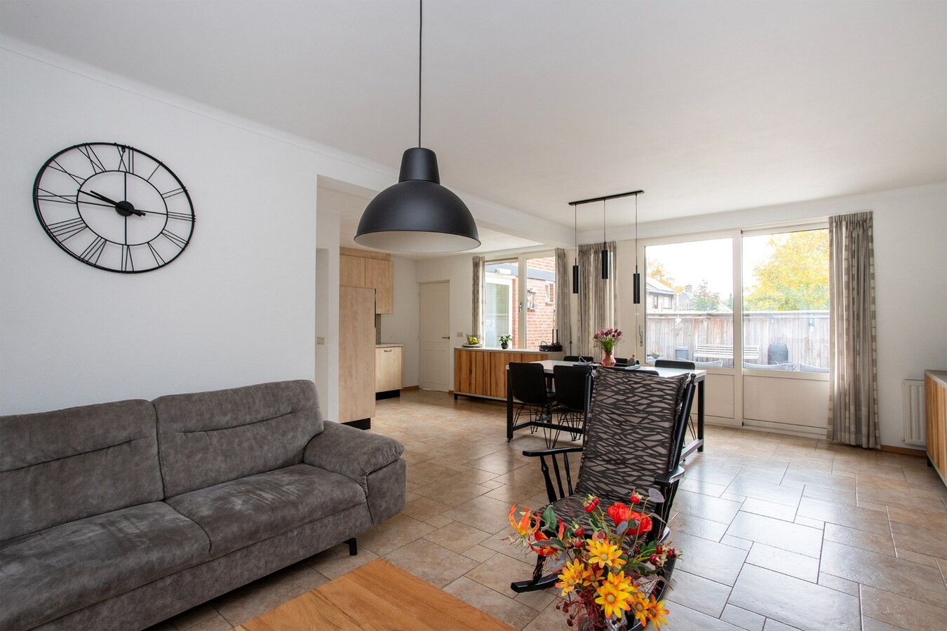 Vrijstaande, goed onderhouden woning met inpandige garage en multifunctionele ruimte, gelegen op een perceel van 312 m2. 