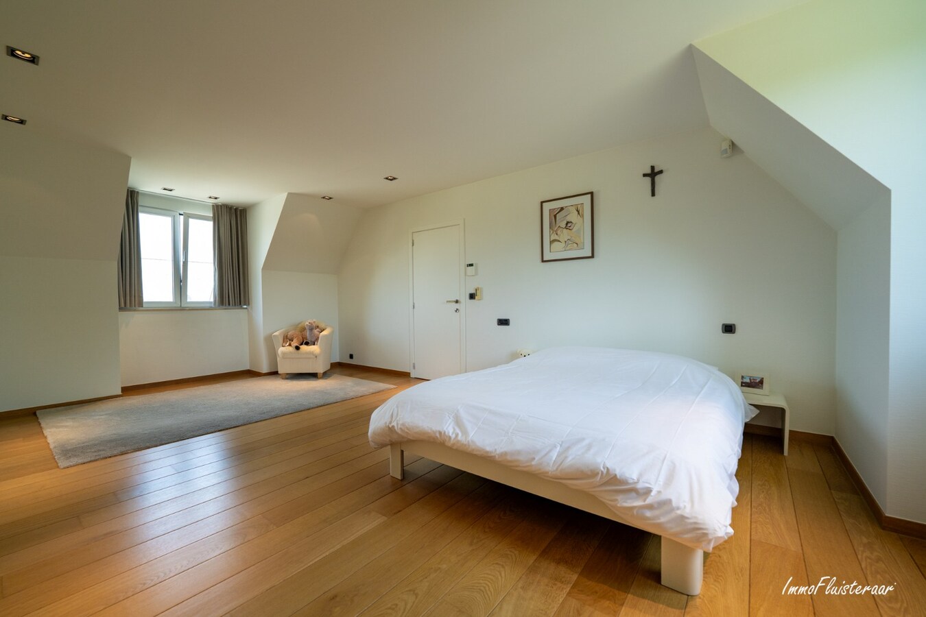 Beautiful villa with indoor and outdoor riding arenas on over 2.4 hectares in Ardooie 
