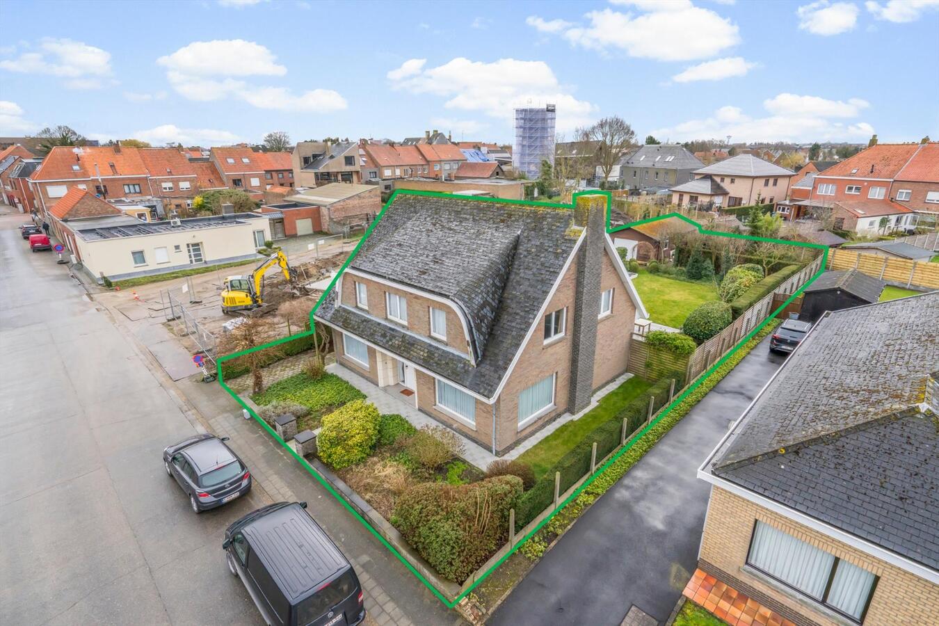 Woning met 5 slaapkamers op 832 m² in rustige straat te Oudenburg 