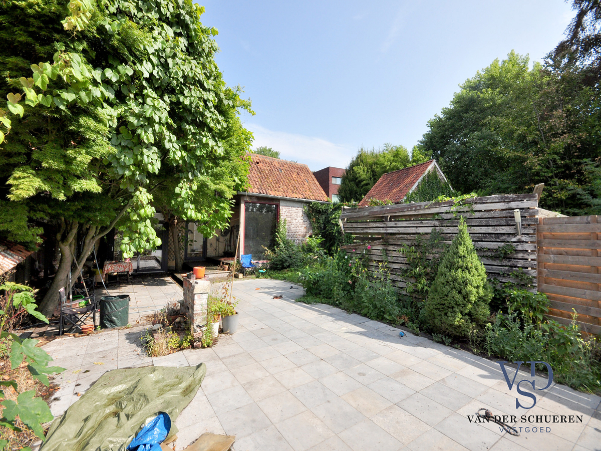 Idyllische woning met schuur. Uitzonderlijk gelegen. 