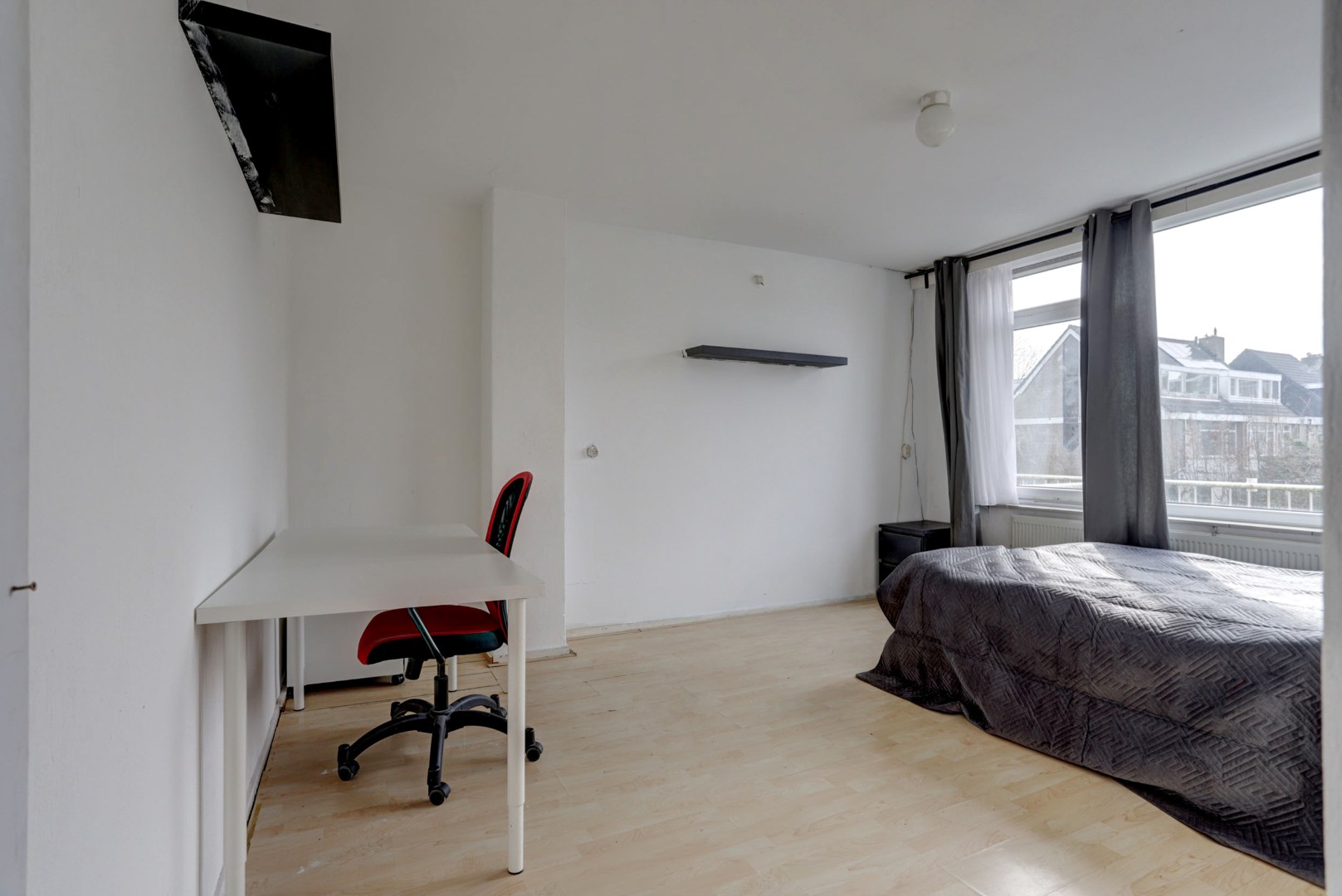 In het geliefde "Lage Land' is gelegen deze uitgebouwde 5-kamer tussenwoning met zonnige en diepe tuin en geheel gelegen op eigen grond. 