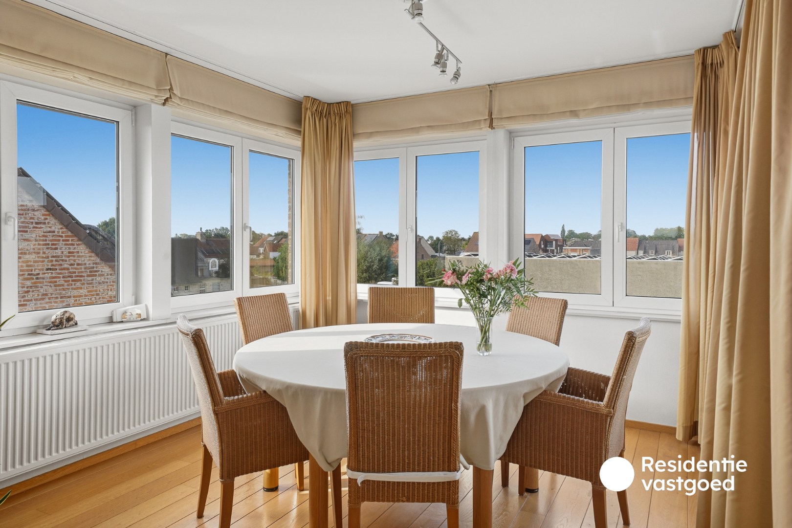 Ruim en lichtrijk duplexappartement met garage en twee terrassen in centrum Eernegem 