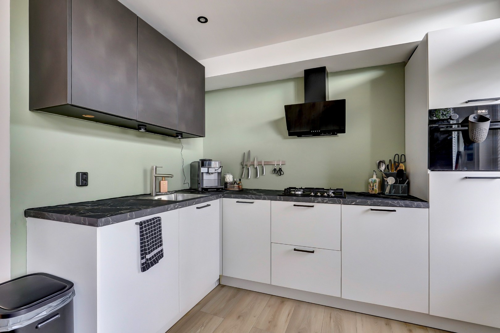 Ruime dubbele bovenwoning met drie slaapkamers, berging en de mogelijkheid tot het realiseren van een extra vierde slaapkamer. 