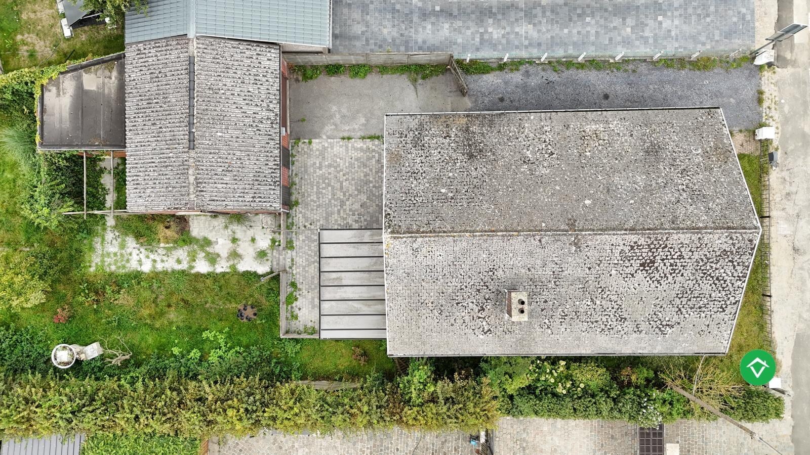 Alleenstaande woning met bakstenen garage en ruime tuin in Ichtegem 