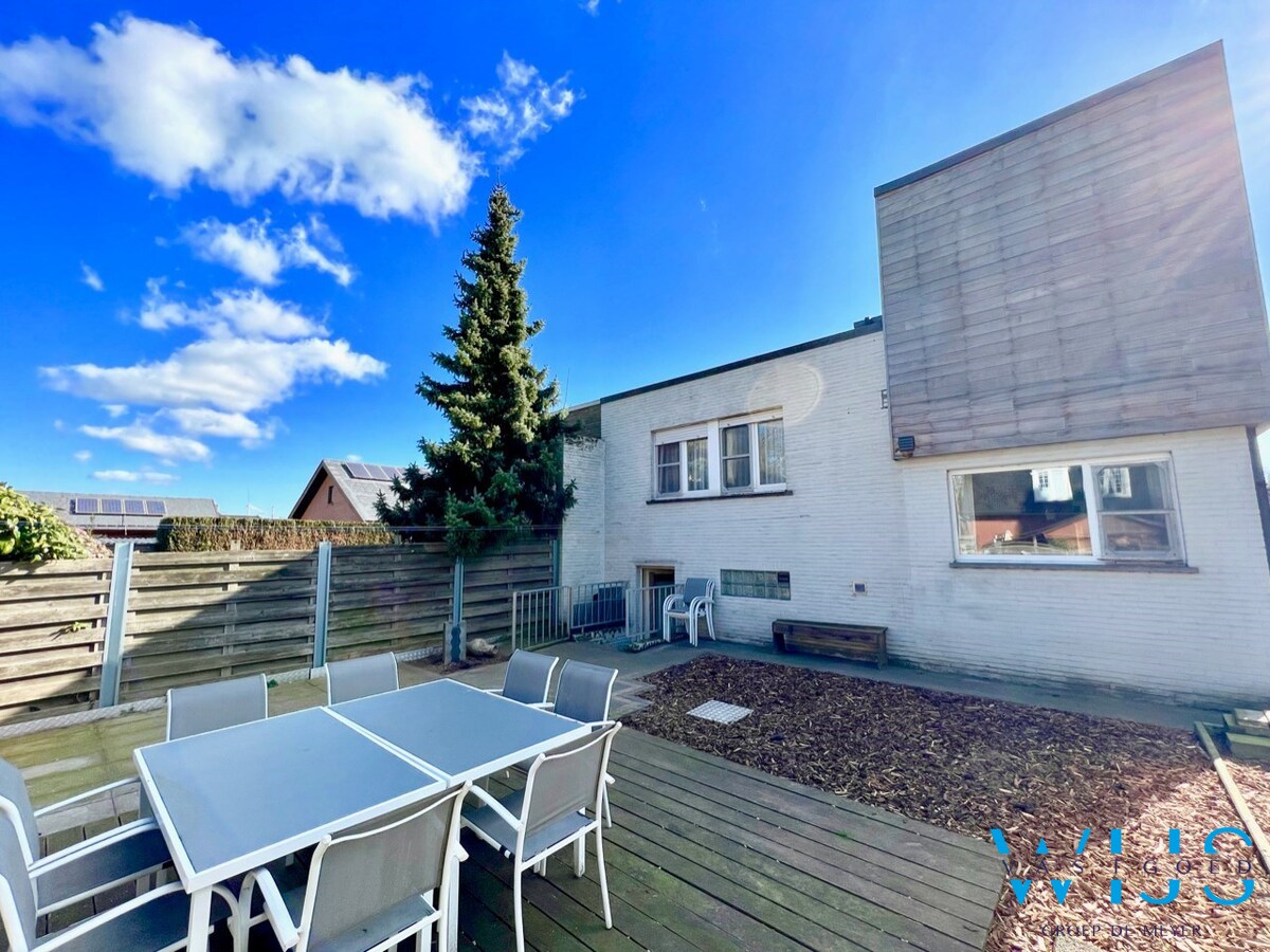 Woonhuis met 6 slaapkamers op TOPlocatie te EVERGEM ! 