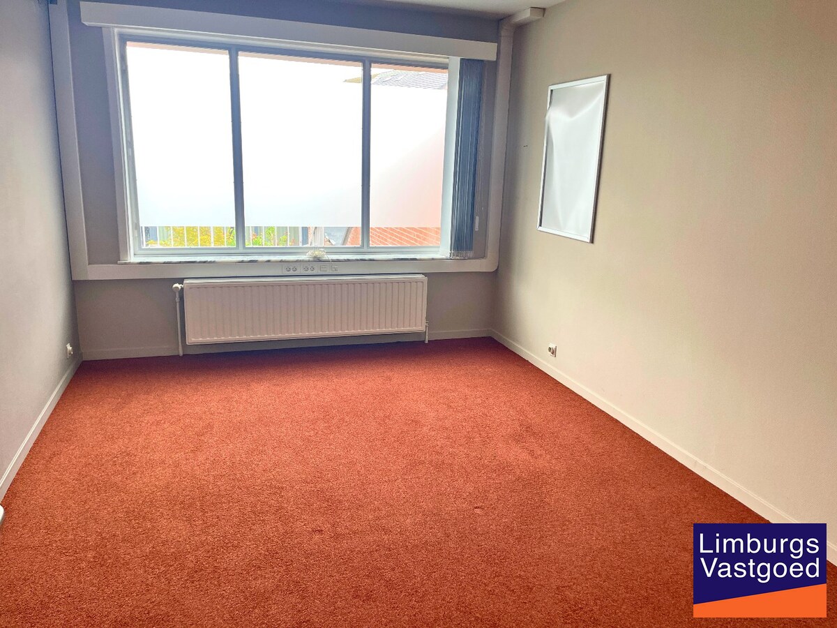 Kantoorgebouw 482m² op 3a85ca met tuin en garage op commerciële topligging 